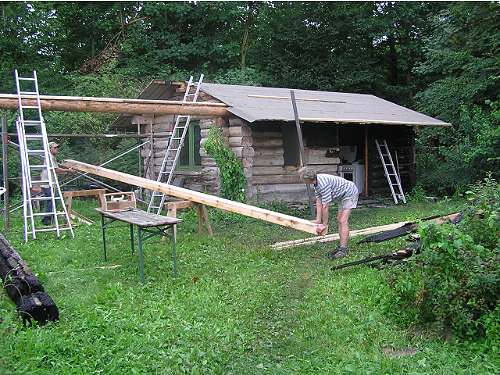 Wiederaufbau der Schliefanlage nach der Brandstiftung